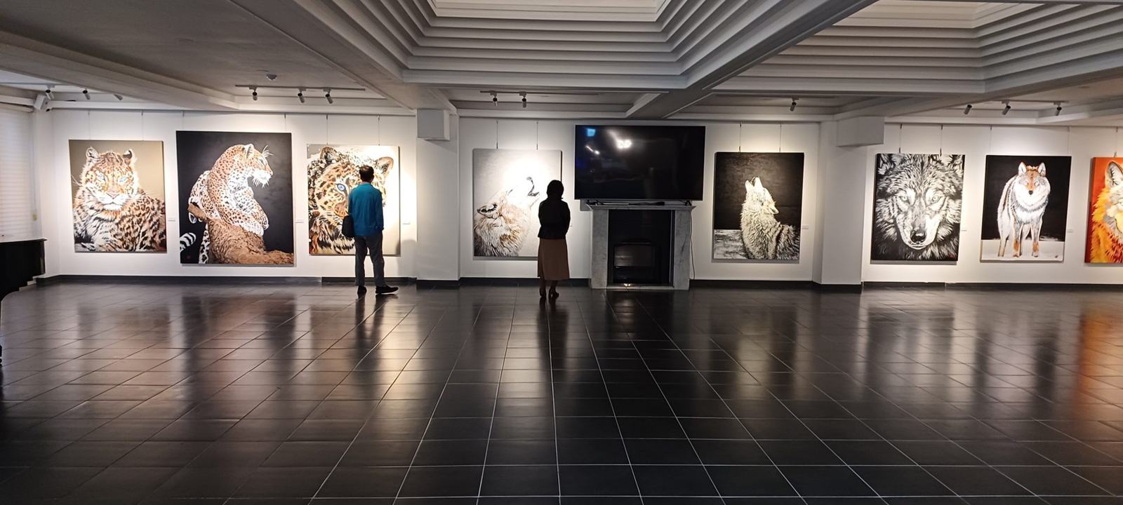 검은 타일 바닥과 흰 벽의 본관 제1전시실